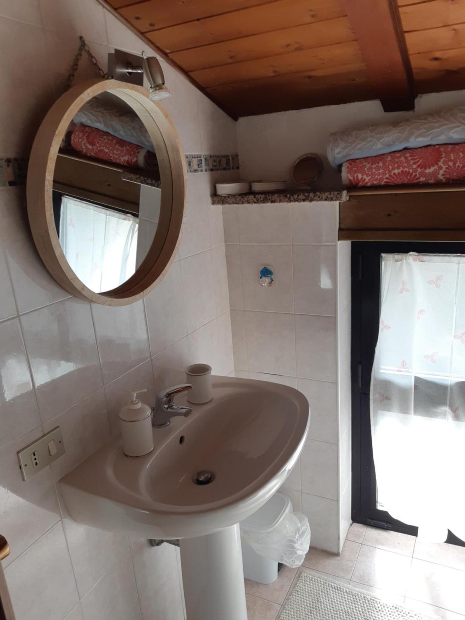 Little 58 Apartment Луино Екстериор снимка